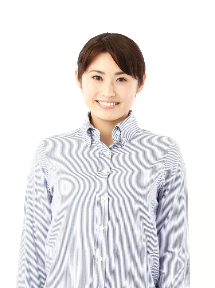 笑顔の若い女性