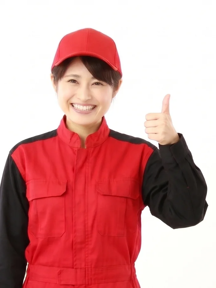 赤い作業服で親指を立てる笑顔の女性隊員